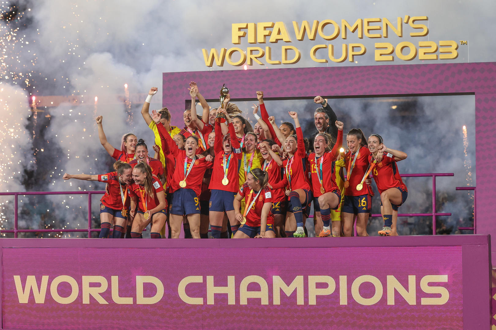 西班牙足协主席在世界杯颁奖仪式上强吻女球员，引发巨大争议